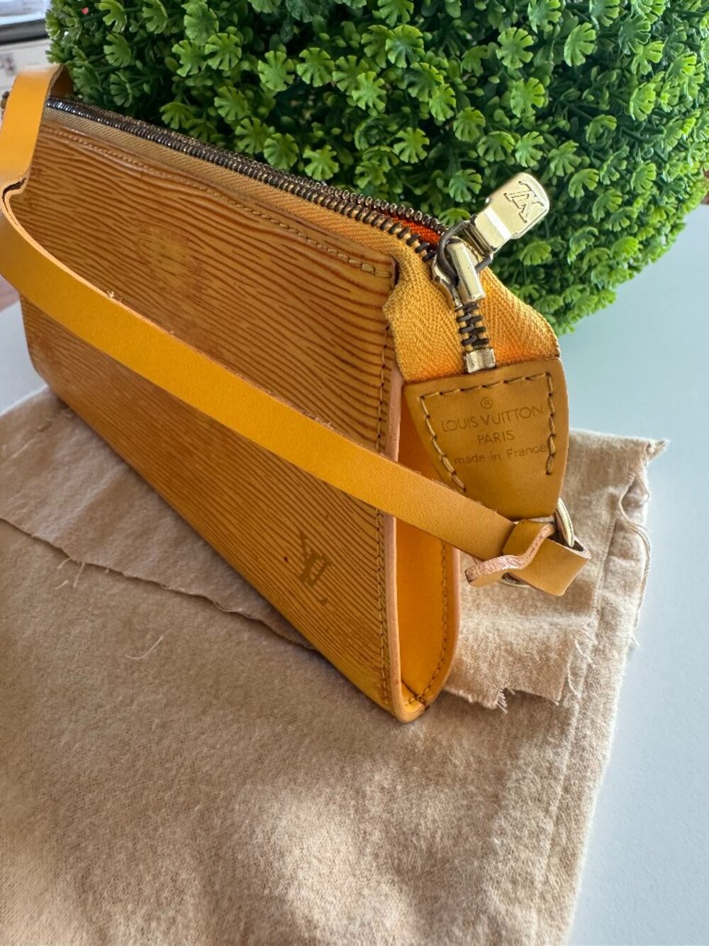 Authentic Vintage LV Epi Leather Pochette #AR0999